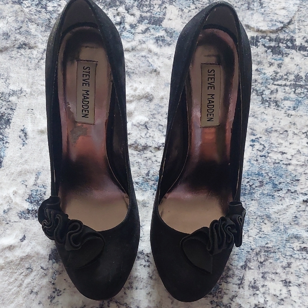 Steve Madden Black Suede Ruffle-Accent Women’s Pumps